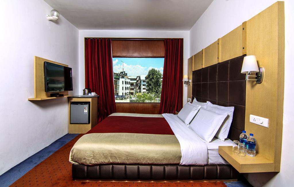 Hotel Holiday Plaza Srīnagar Exterior foto